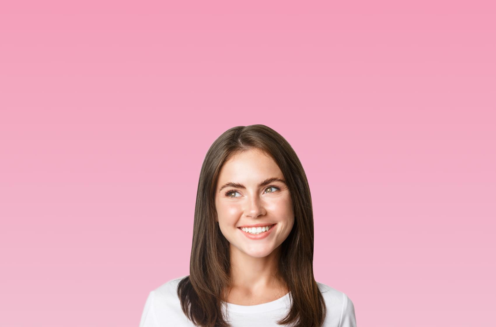 Девушка с  хорошей кожей и волосами улыбается и смотрит в сторону