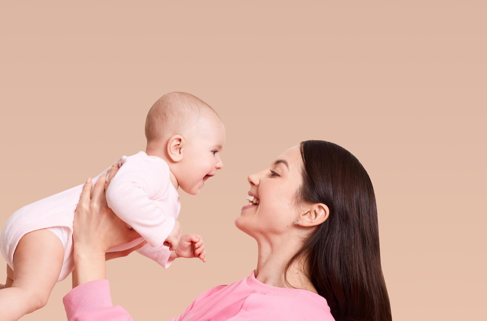 Мама с ребенком смеются