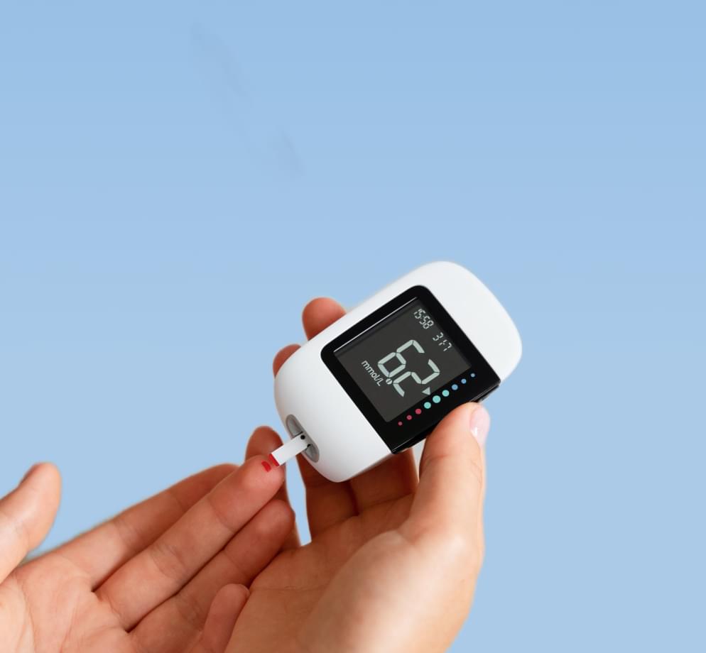 Картинка с глюкометром который показывает анализ