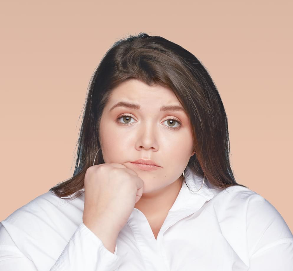 Отчаявшаяся девушка положила голову на свою руку